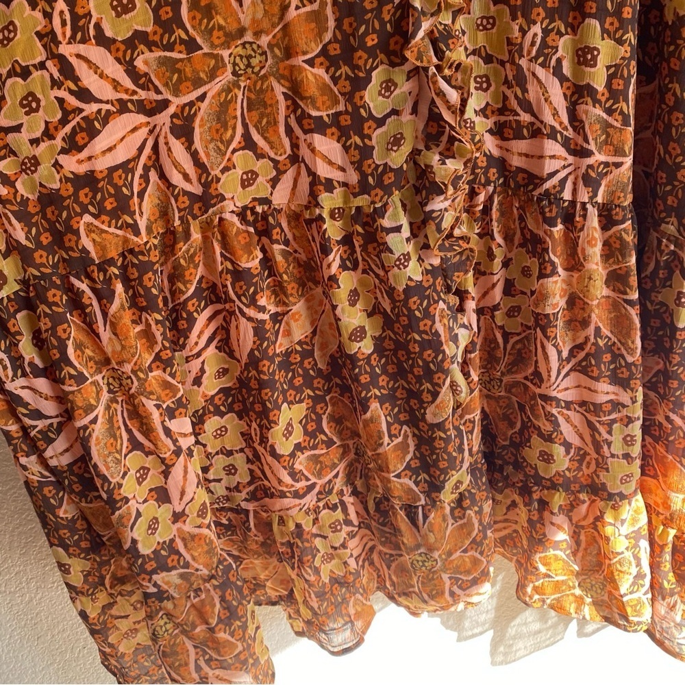 The Brunatti V-Neck Ruffle Dress in Apricot Floral - Picture 7 of 13